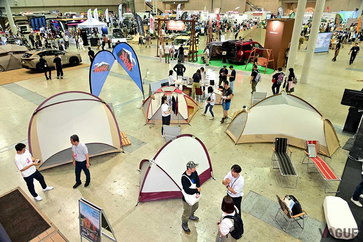 東京アウトドアショーではディフェンダーとMOSSテントが同時に展示されていた