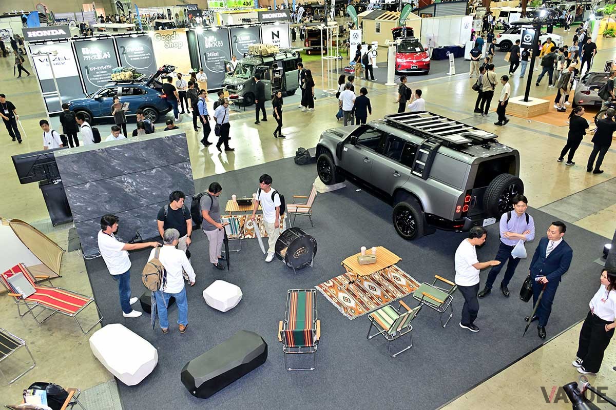 東京アウトドアショーではディフェンダーとMOSSテントが同時に展示されていた