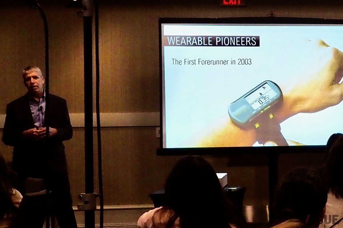 事業の全貌について解説してくれたガーミン社長兼CEOのクリフ・ペンブル氏（左）。氏は創立初期からの生え抜きで、スマートウォッチに代表されるウエアラブルデバイスの「育ての親」である