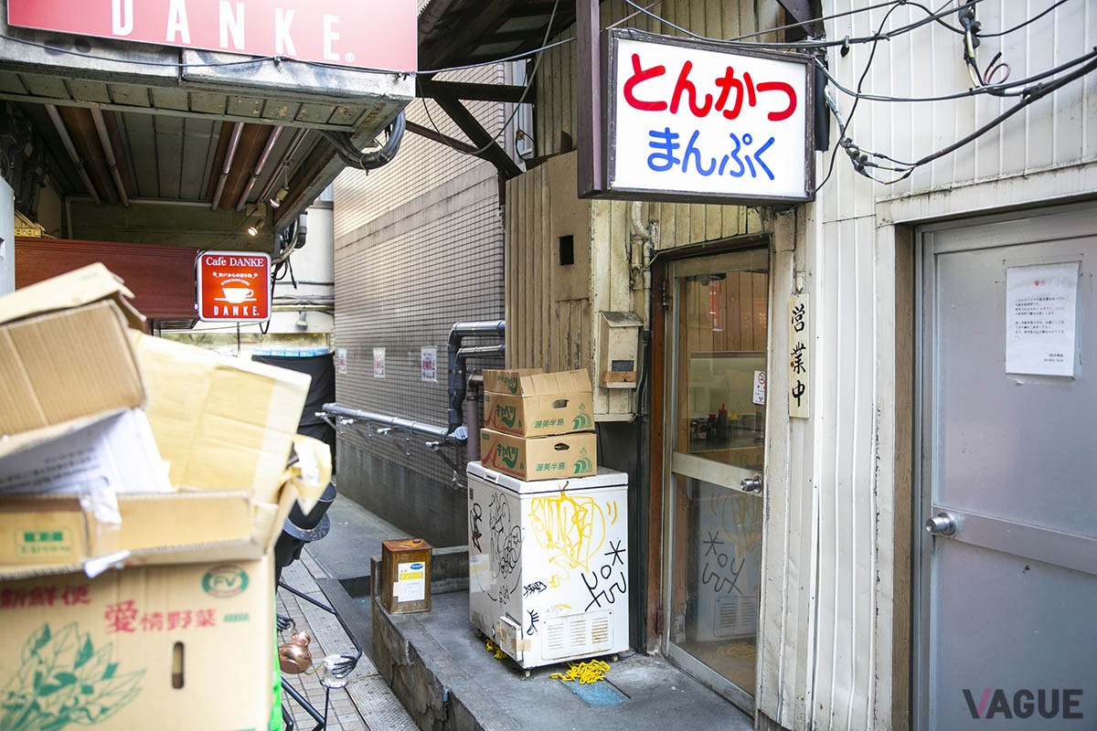 店入り口。ガラスのドアの外から覗いて、店内の席に空きがあるか確認する