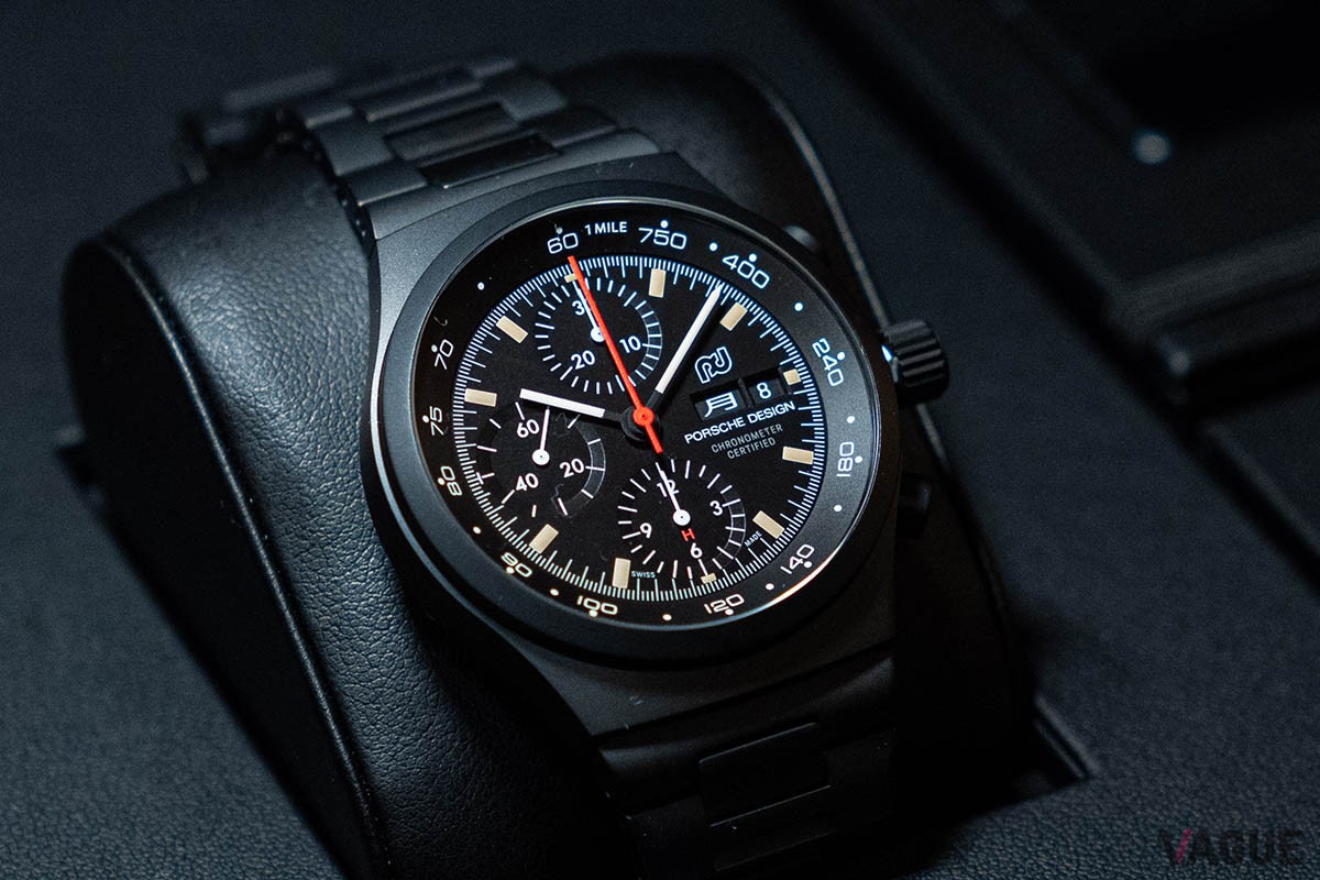 ケース、ブレスレットともにチタンカーバイドによるブラックコーティングが施されている