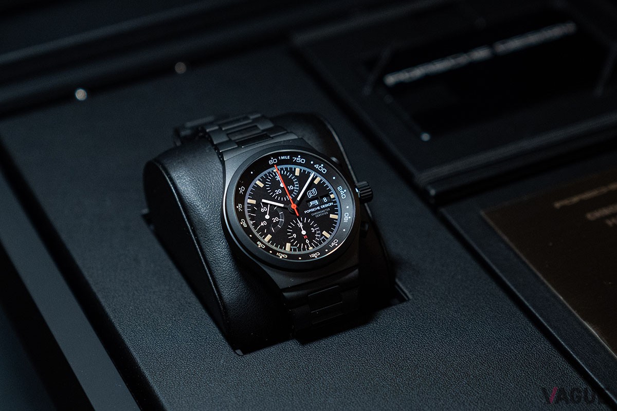 ケース、ブレスレットともにチタンカーバイドによるブラックコーティングが施されている