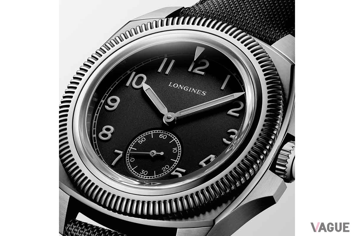 ダイヤルはグレイン加工をほどこしたマットブラック。針やインデックスをグレーとして深みのある表現に