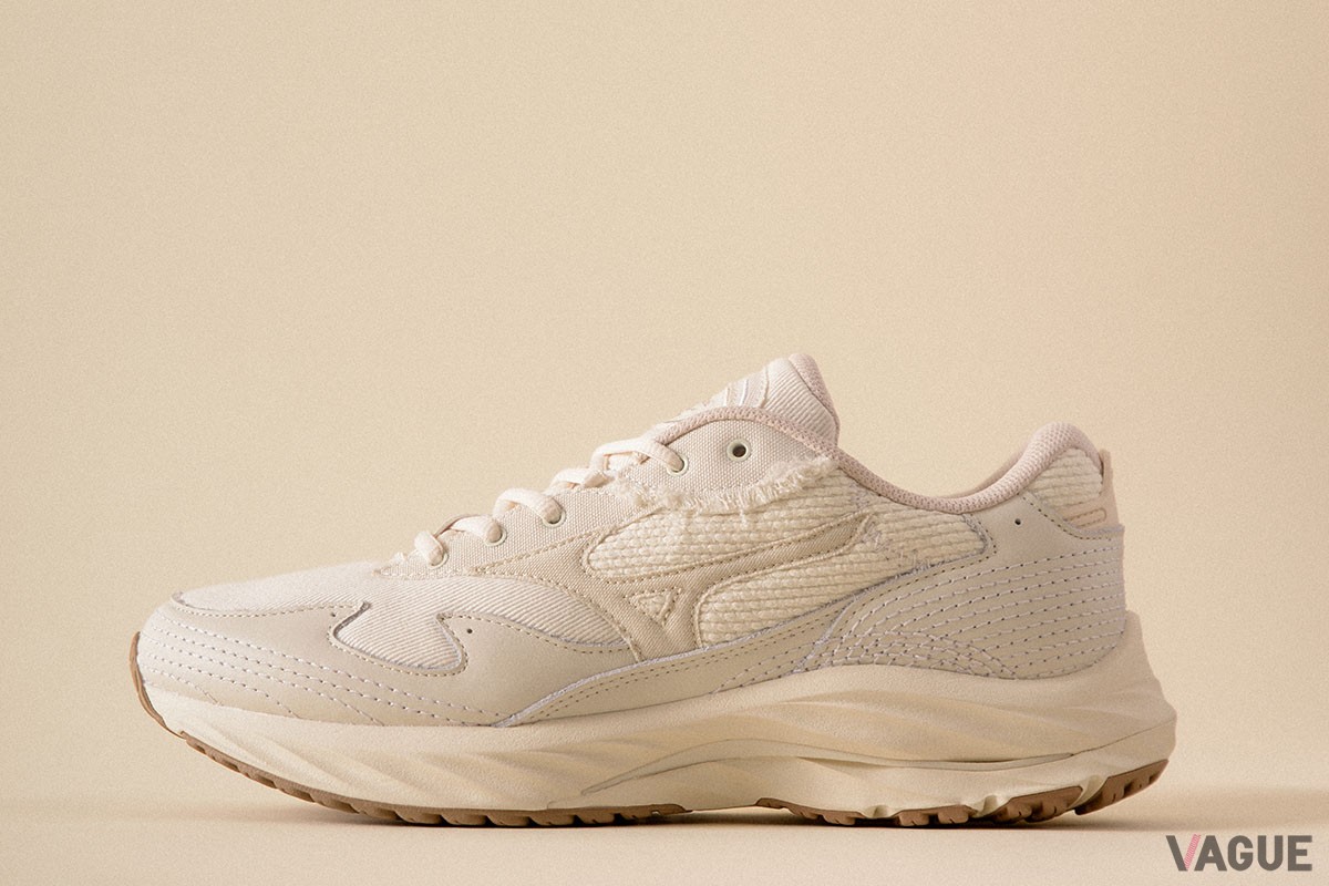 「SASHIKO PACK WAVE RIDER β」。刺子を取り入れたユニークなシューズだがシンプルな仕上がりに