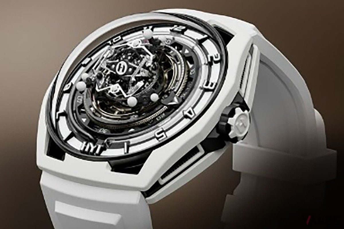 ケース径は48mm。ホワイトセラミックコーティングを施したチタン製ケースを備える