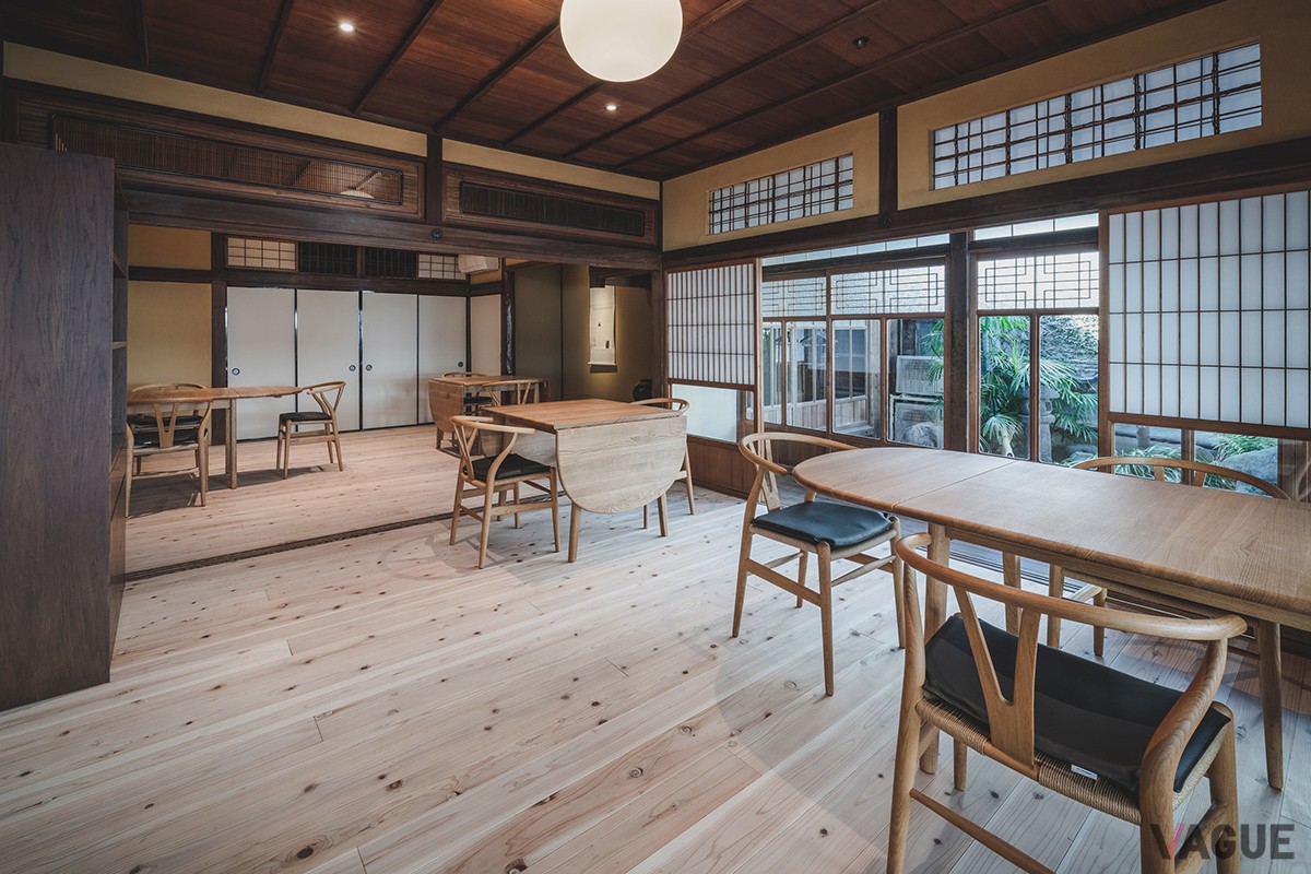 メインダイニングでは、ゲストの利用人数に合わせて、テーブルや椅子のレイアウトを変更可能