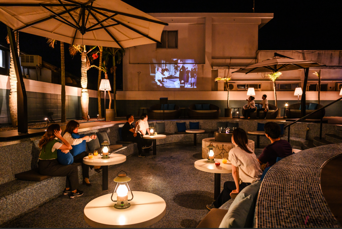 夜には屋外シネマを鑑賞できる