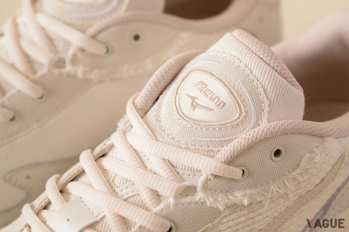 各部で異なるテクスチャーと微妙な色合いの変化が高いデザイン性を生み出す