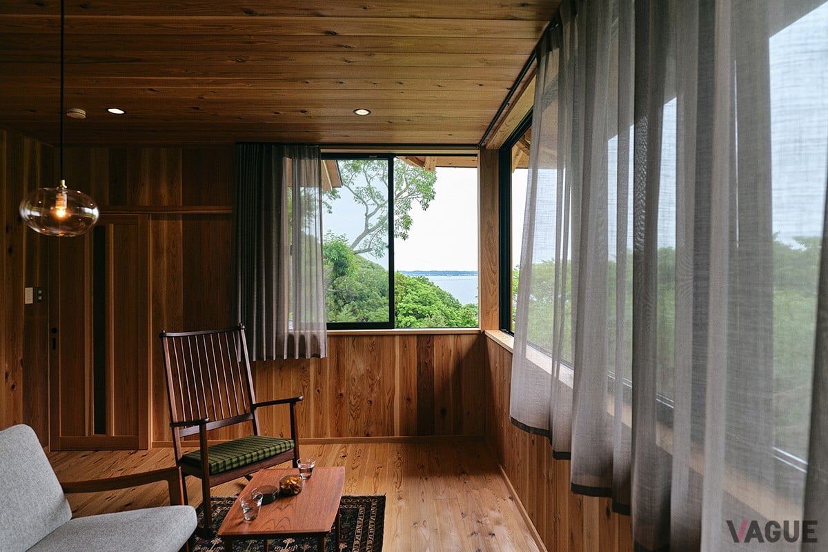 部屋一面に広がる大きな窓からは霞ヶ浦の景色が