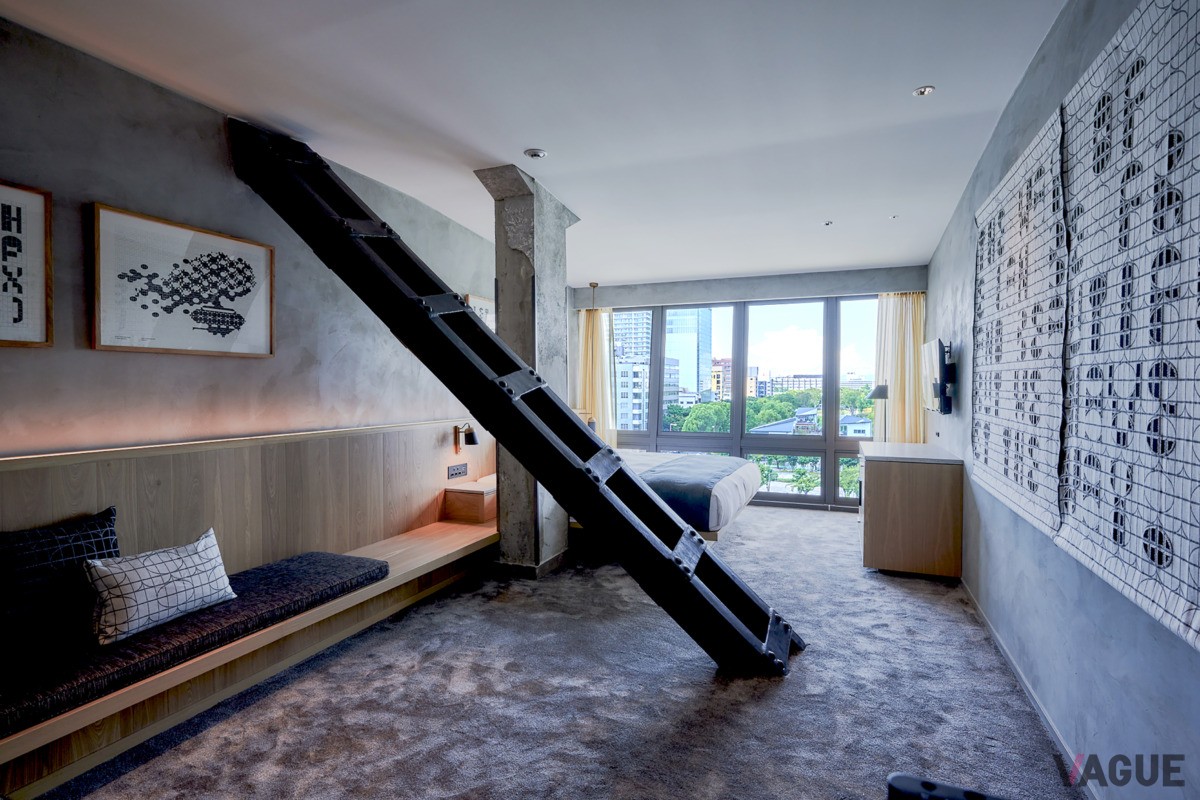 テレビ塔の駆体鉄骨がそのまま剥き出しで突き抜けている客室