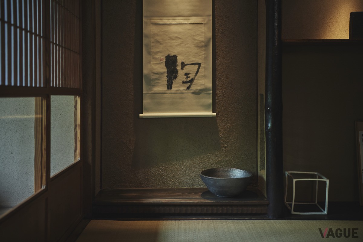 京都・府綾部市を拠点に活動する和紙職人ハタノワタルによる掛け軸