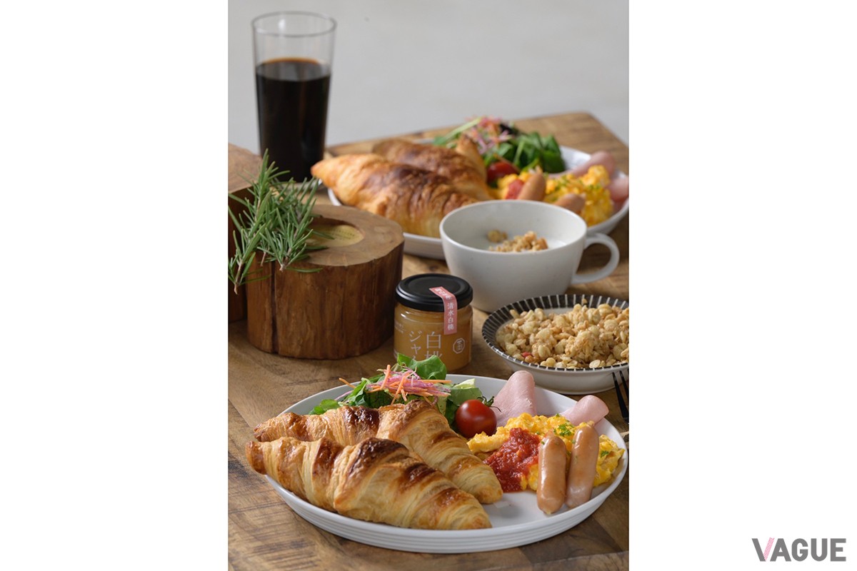 朝日に包まれた森の中での朝食