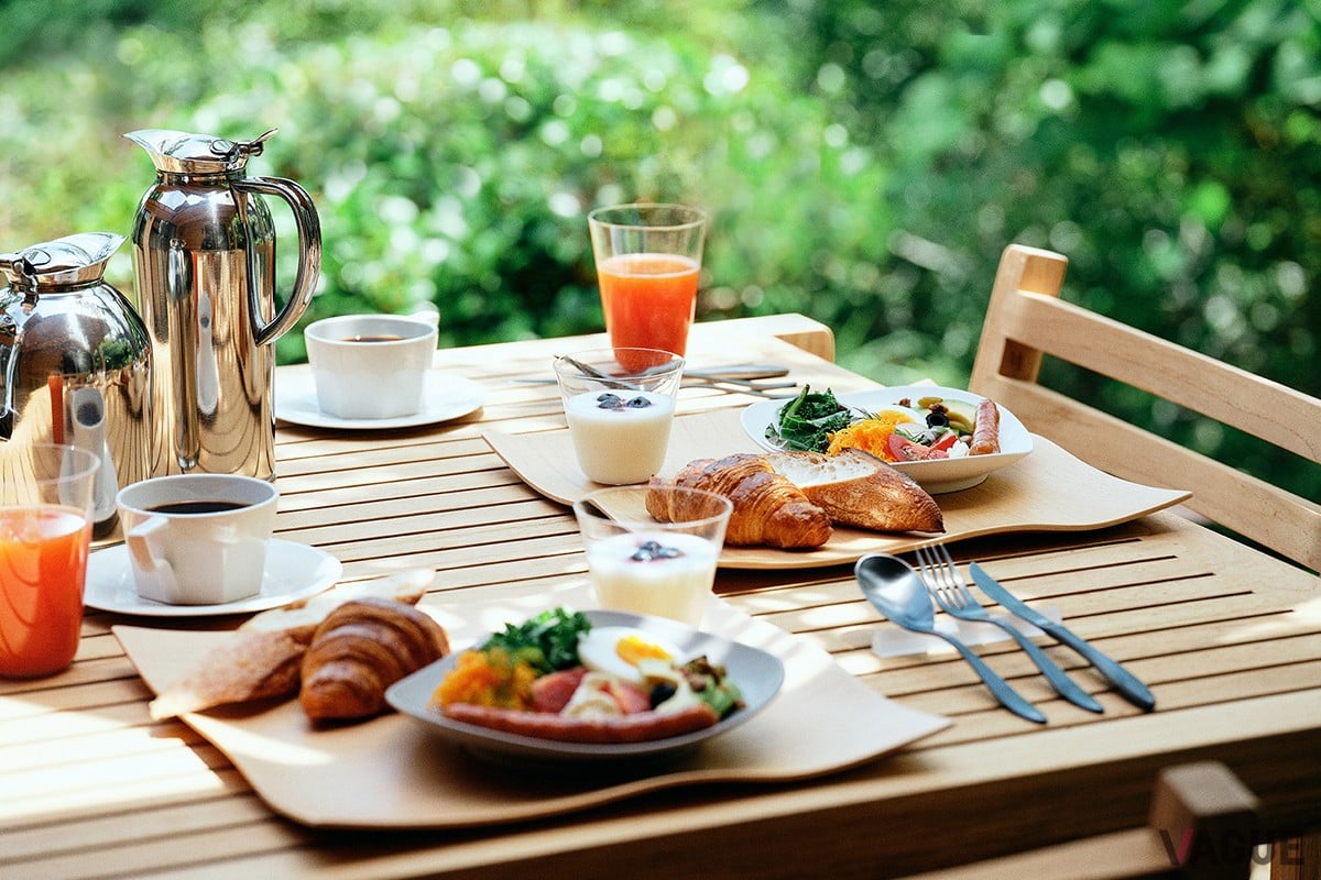 朝食は外のテラスでも