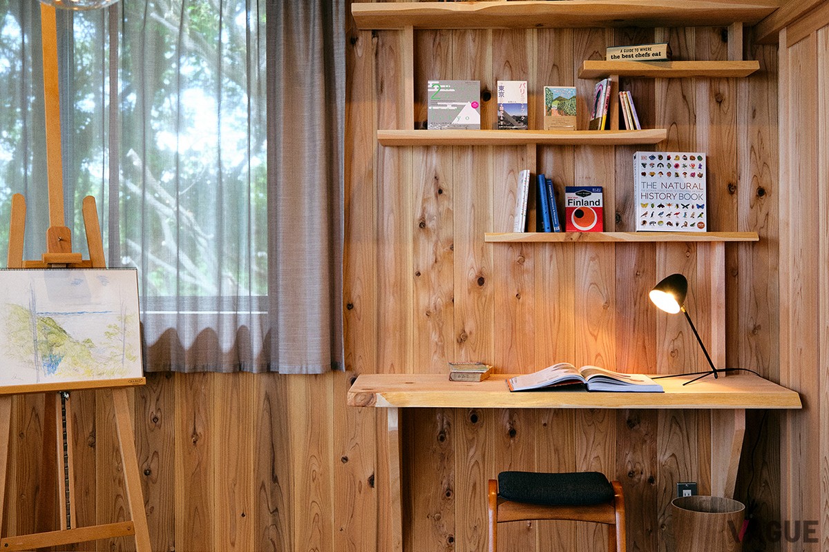 机と本棚、色鉛筆、スケッチブックなど、旅の思い出を描くグッズがたくさん