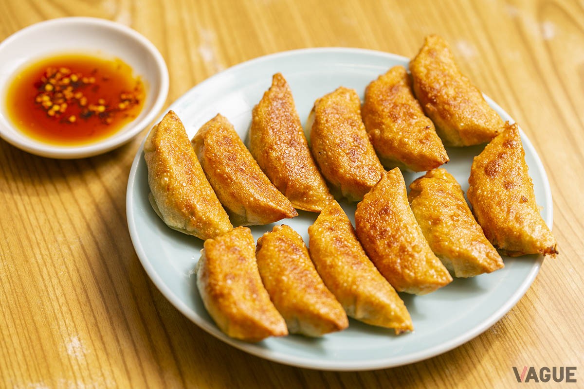 不動の人気メニュー、焼き餃子。（写真は2皿分980円）餃子は他に湯餃子、肉餃子、スープ餃子がある