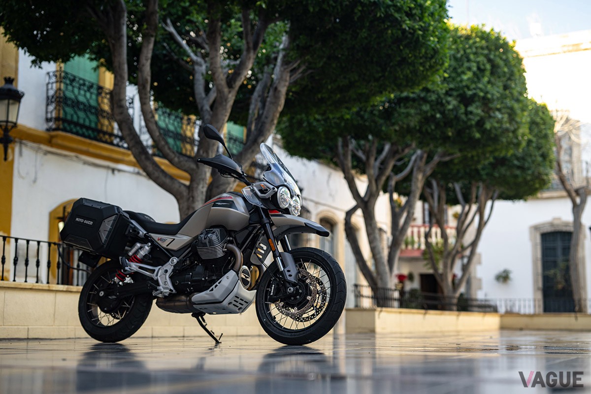 人気の「V85TT」をベースに、走行性能や快適性、ウインドプロテクション性能をさらに向上させたモト・グッツィの新モデル「V85TTトラベル」