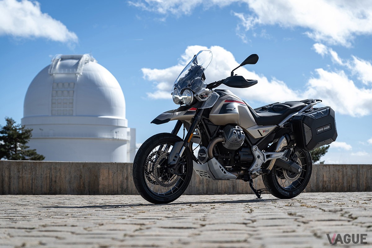 人気の「V85TT」をベースに、走行性能や快適性、ウインドプロテクション性能をさらに向上させたモト・グッツィの新モデル「V85TTトラベル」
