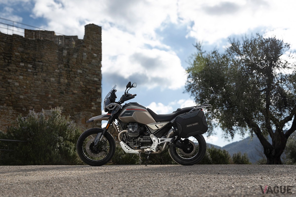 人気の「V85TT」をベースに、走行性能や快適性、ウインドプロテクション性能をさらに向上させたモト・グッツィの新モデル「V85TTトラベル」