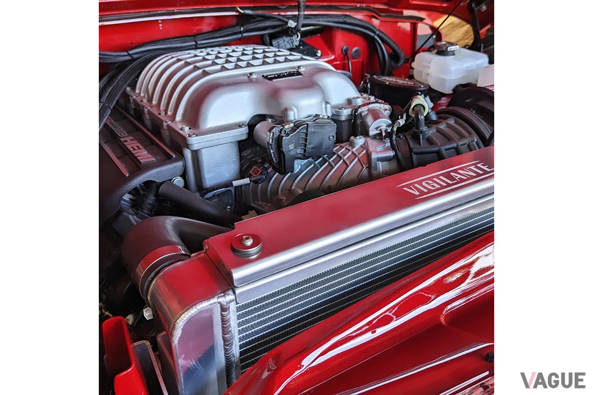 クライスラーの主力エンジンのひとつである“ヘミエンジン”も用意されている（C）Facebook『Vigilante 4×4』