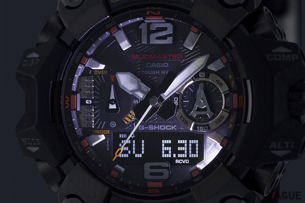 LCD部用LEDバックライトと文字盤用LED搭載のダブルLEDライト（スーパーイルミネーター）で暗所でも抜群の見やすさ