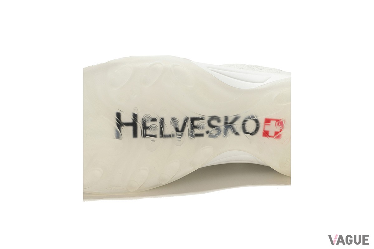 ゴルフアパレルブランドのマークアンドロナがスイスの靴ブランドと生み出した「HVML クラシック スパイクレスシューズ」