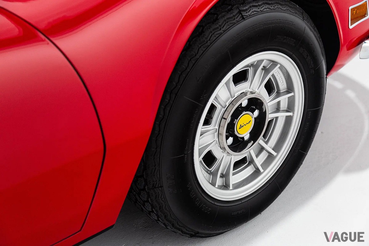 オークションに出品されたのはタルガトップ仕様の「ディーノ246GTS」（C）Bring a Trailer