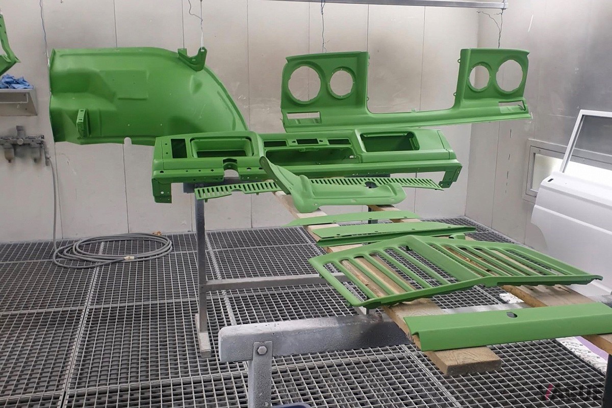 塗装中のボディパネル（C）Facebook『Vigilante 4×4』