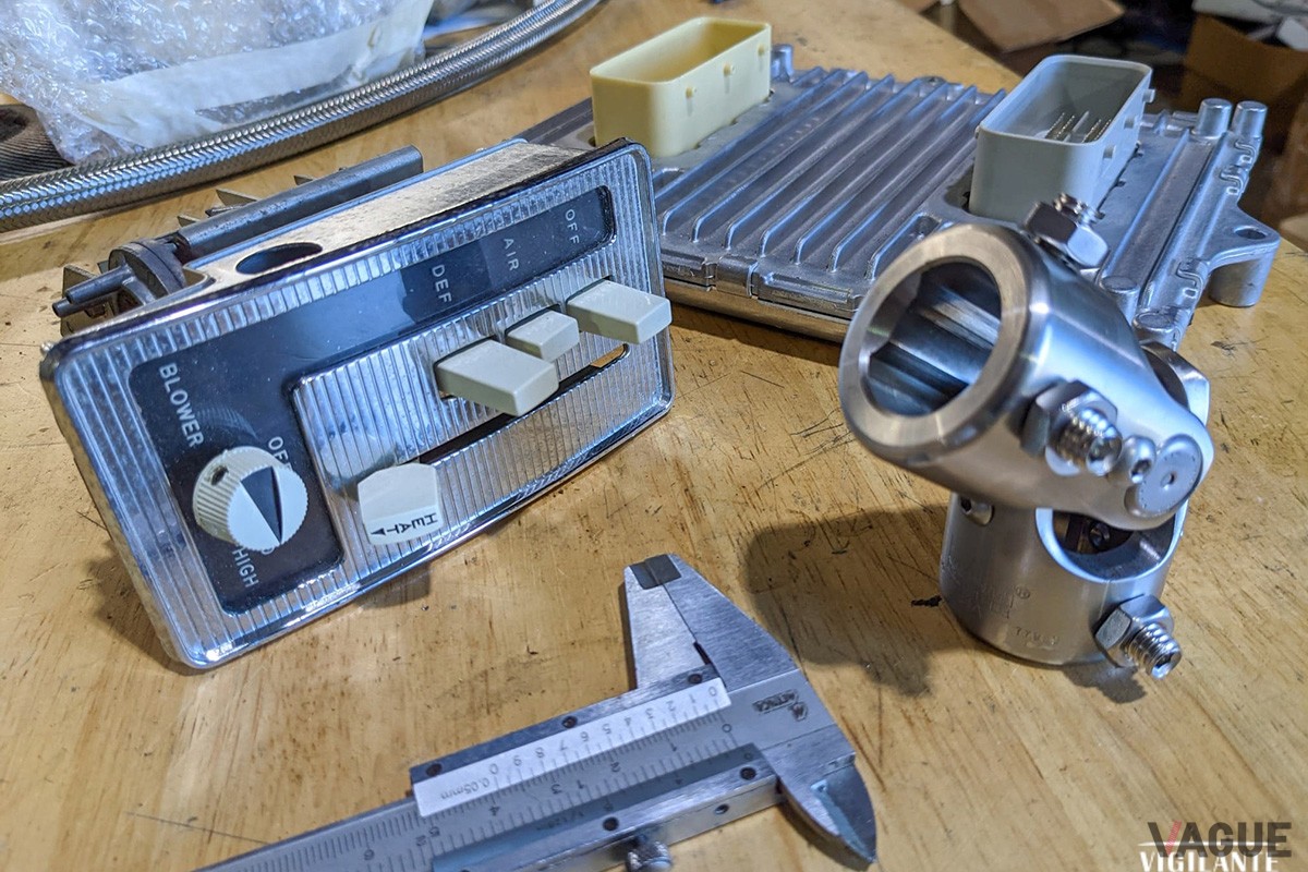 エアコンなどのスイッチは当時のデザインを再現（C）Facebook『Vigilante 4×4』