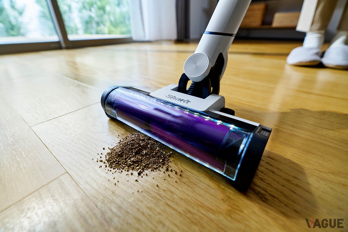 あらゆる床に密着できる独自開発のヘッド“ハイブリッドパワー クリーン”。大きなごみや砂利、細かなチリや髪の毛までしっかり取り除く