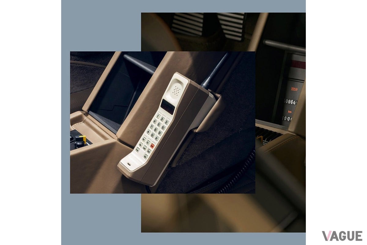 「テスタロッサ」が登場した1980年代の自動車電話を装備（C）オフィチネ・フィオラヴァンティ