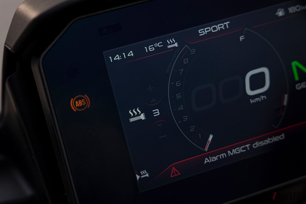 人気の「V85TT」をベースに、走行性能や快適性、ウインドプロテクション性能をさらに向上させたモト・グッツィの新モデル「V85TTトラベル」