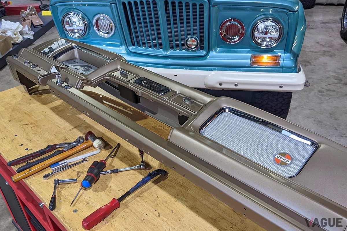 インパネもデザインを再現しつつ新たに製作される（C）Facebook『Vigilante 4×4』