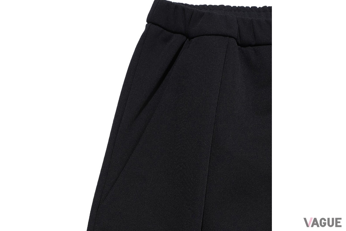 ストレッチ性のある素材と相まって、ストレスのない着用感がポイント