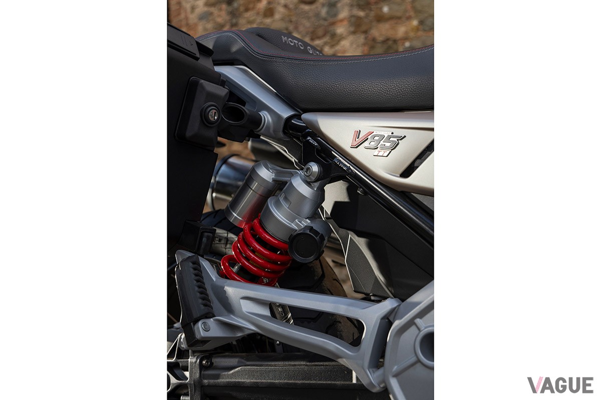 人気の「V85TT」をベースに、走行性能や快適性、ウインドプロテクション性能をさらに向上させたモト・グッツィの新モデル「V85TTトラベル」