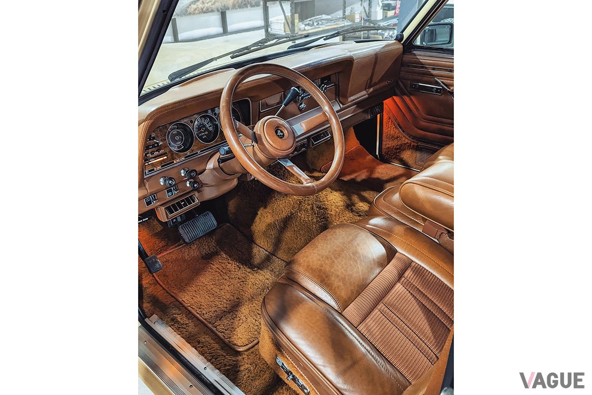 スイッチ類やシフトセレクター、メーターなども当時のデザインを再現（C）Facebook『Vigilante 4×4』