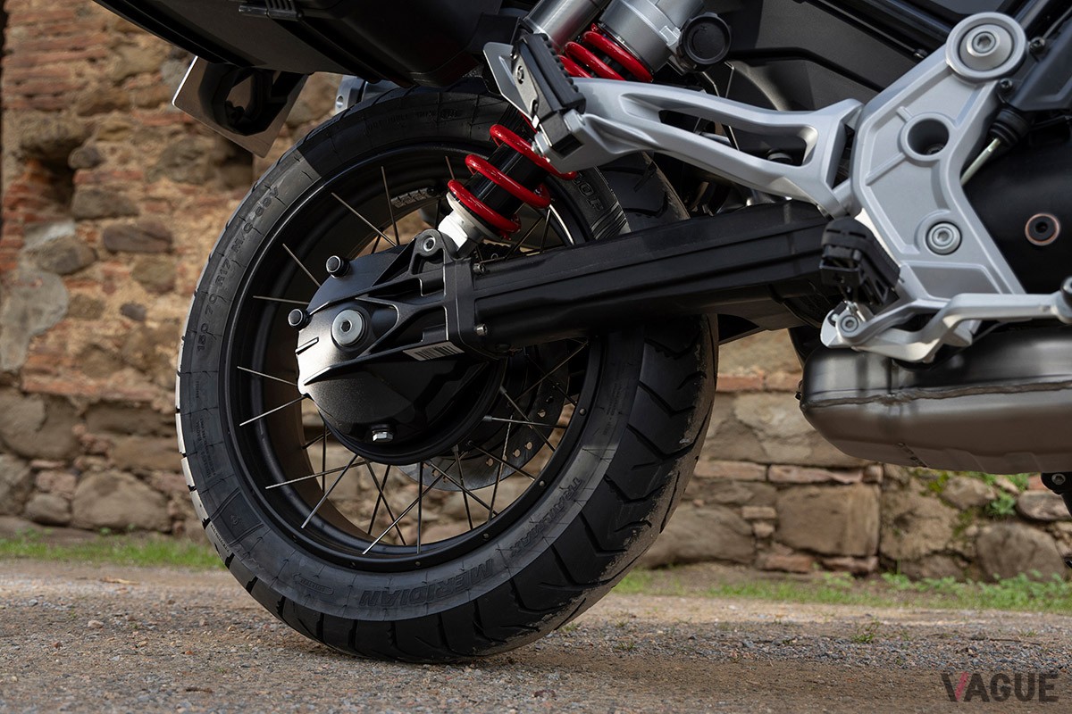 人気の「V85TT」をベースに、走行性能や快適性、ウインドプロテクション性能をさらに向上させたモト・グッツィの新モデル「V85TTトラベル」
