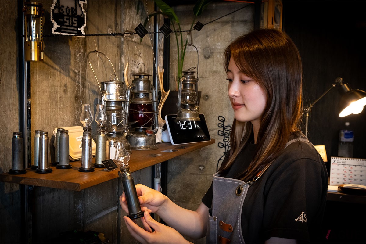 「ASOBU-515」で人気なのが、キツネ目工房が手がける「薬莢ランプ」。実際の砲弾の薬莢にデッドストックの国産オイルランプを組み込んだもの