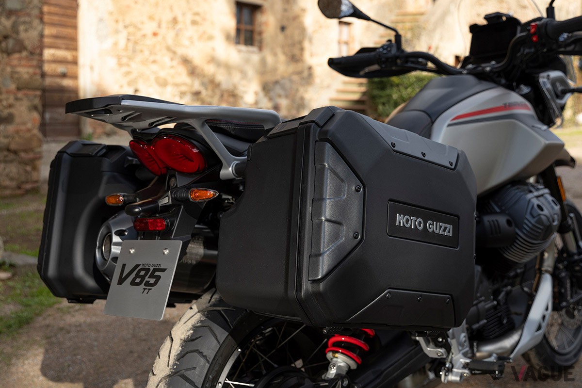 人気の「V85TT」をベースに、走行性能や快適性、ウインドプロテクション性能をさらに向上させたモト・グッツィの新モデル「V85TTトラベル」