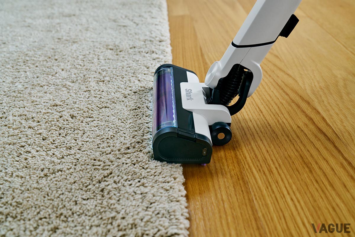 “フロアセンサー”が床材に合わせてブラシの回転速度を自動調整。毛足の長いカーペットでは回転スピードをアップ、入り込んだごみもしっかり掻き出して吸引する