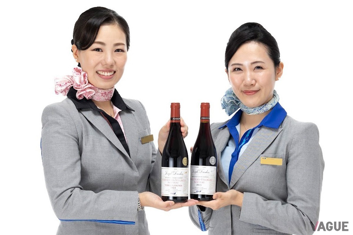 解禁日である11月16日（木）には、ANA国際線の機内（ファーストクラスおよびビジネスクラス）と空港ラウンジにて、オリジナルラベルのボジョレー・ヌーヴォーが振る舞われる