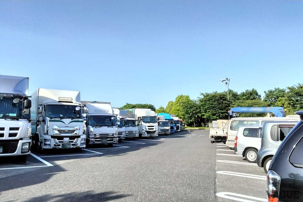 夏の行楽シーズン、時間帯や時期によっては高速道路のPA／SAの駐車場が満車になっていることもある。大型車用の駐車マスしか空いてない場合、乗用車はどうすべきなのだろうか