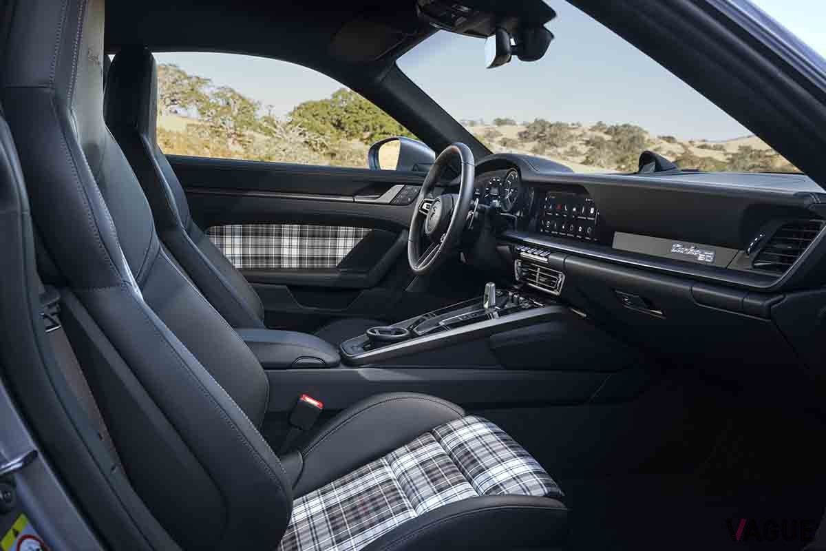 予約受注が開始された世界限定1974台の限定車、ポルシェ「911ターボ50イヤーズ」のインテリア