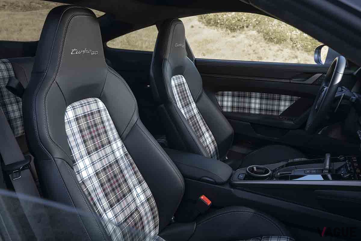 予約受注が開始された世界限定1974台の限定車、ポルシェ「911ターボ50イヤーズ」のインテリア