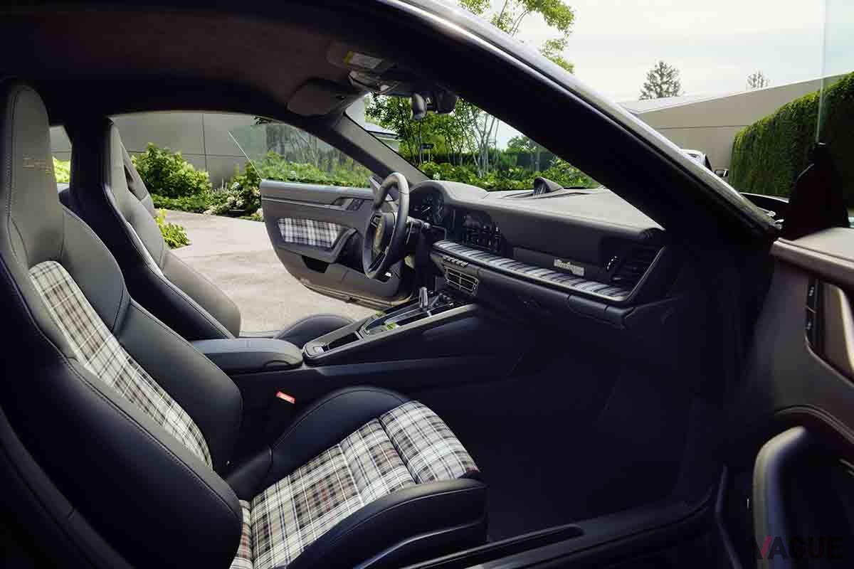 予約受注が開始された世界限定1974台の限定車、ポルシェ「911ターボ50イヤーズ」のインテリア