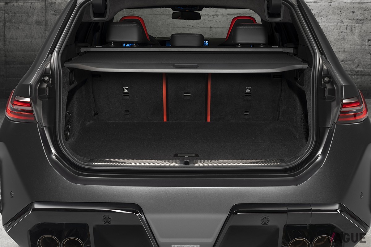 世界初公開されたBMW新型「M5ツーリング」の荷室