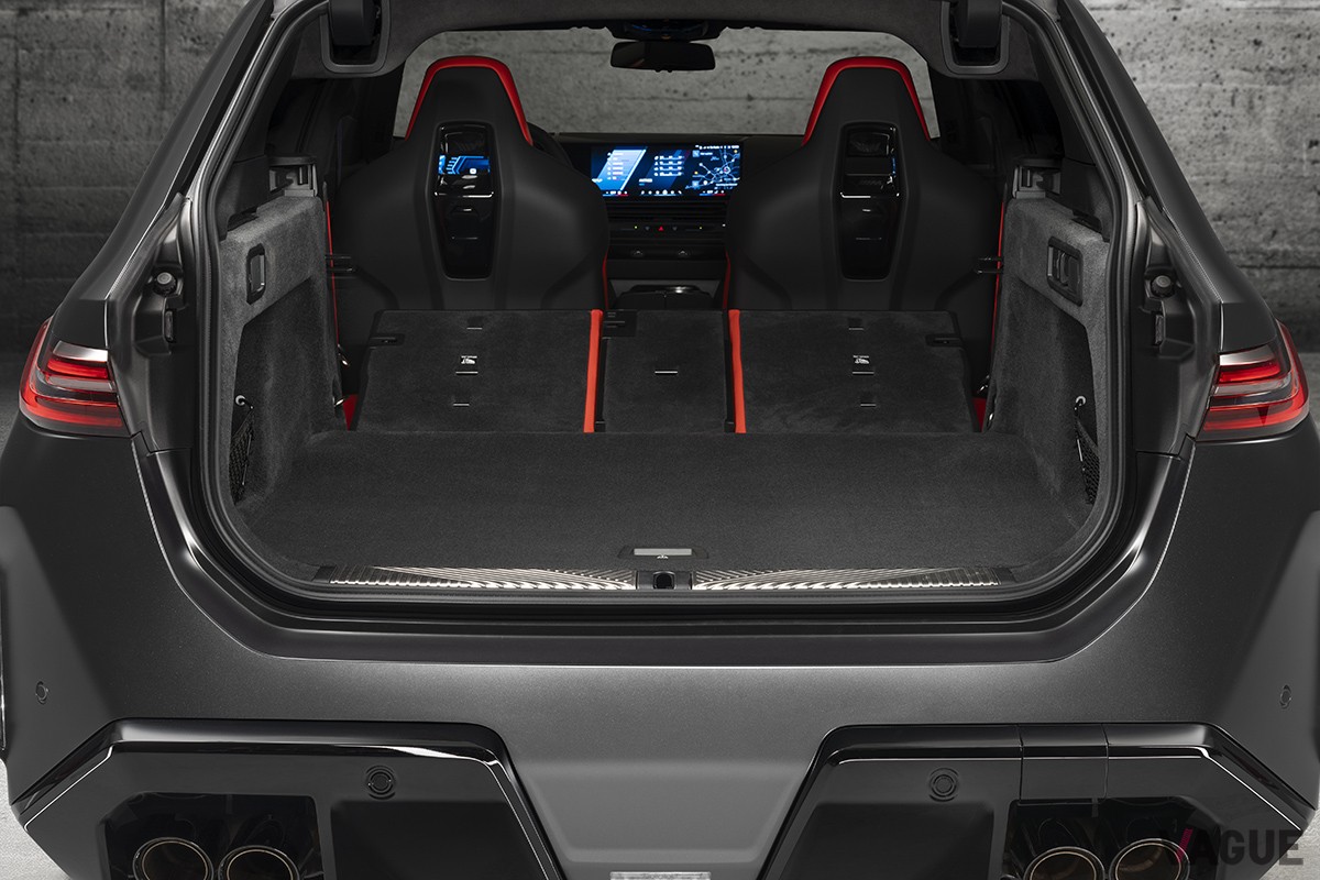 世界初公開されたBMW新型「M5ツーリング」の荷室
