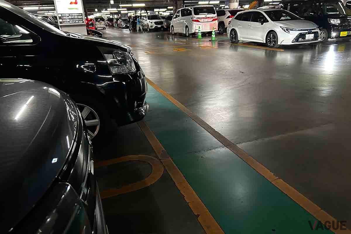 ホテル敷地内の駐車場台数が十分ではなく、先着順でその駐車場が満車になった場合は、敷地外の提携駐車場に案内されることもある