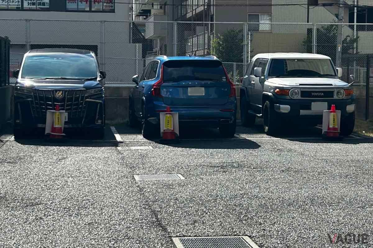 立体駐車場に入らないクルマのために平置き駐車場を用意するビジネスホテルもあるが、台数が限られているため駐車できない場合もある