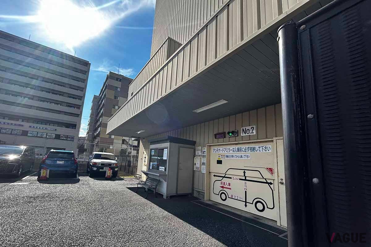 立体駐車場に入らないクルマのために平置き駐車場を用意するビジネスホテルもあるが、台数が限られているため駐車できない場合もある