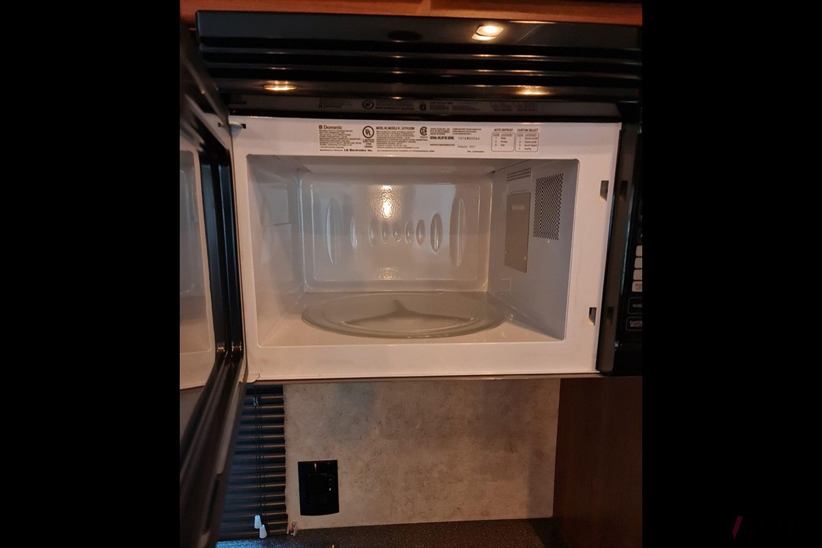 キャンピングトレーラーを専門に扱う仲介サイト「Expedition meister」に登場した「RV Fuzion 40f（新品）」
